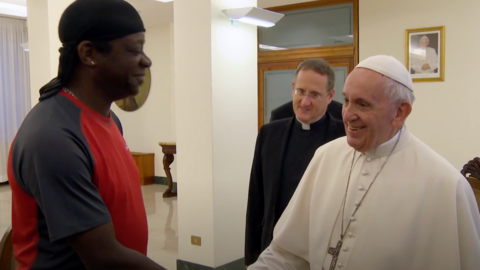 Stephen K Amos shakes hands with Pope Francis 