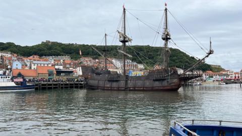 Spanish galleon replica pulls into Scarborough harbour