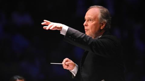 Sakari Oramo conducting