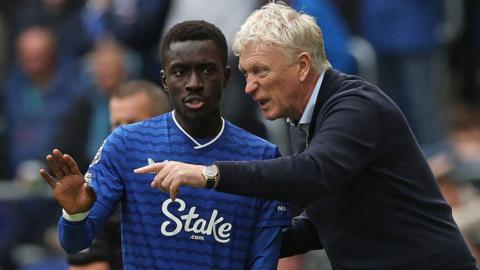 David Moyes speaks to Idrissa Gueye during a game