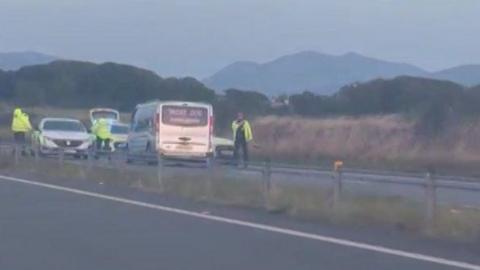 Tacsi wedi'i stopio gan yr heddlu ar yr A55