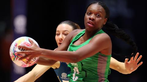 Khanyisa Chawane yn chwarae i Dreigiau Caerdydd