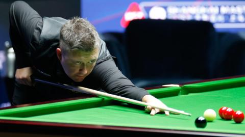 Kyren Wilson plays a shot