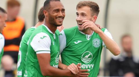 Hibs' Dylan Vente (right) celebrates