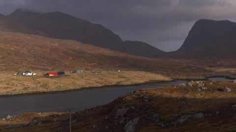 Taighean ùra ann an ceann a tuath na Hearadh