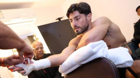 Josh Kelly gets his hands wrapped