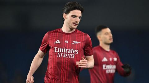 Declan Rice and Gabriel Martinelli take part in the pre-match warm-up