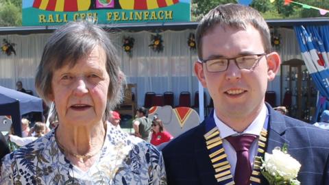 Dewi a’i fam gu Margaret Thomas – Rali Ffermwyr Ifanc Ceredigion yn 2023 pan roedd Dewi ar ei flwyddyn fel 'Ffermwr ifanc y Sir'