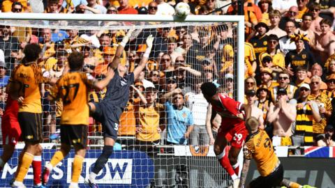 Oliver McBurnie of Hull City hits the cross bar with his header