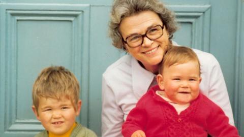 Maimie Noel Jones a'i wyrion