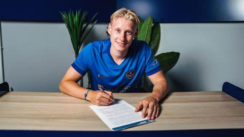 Rocco Shein signs his Portsmouth contract