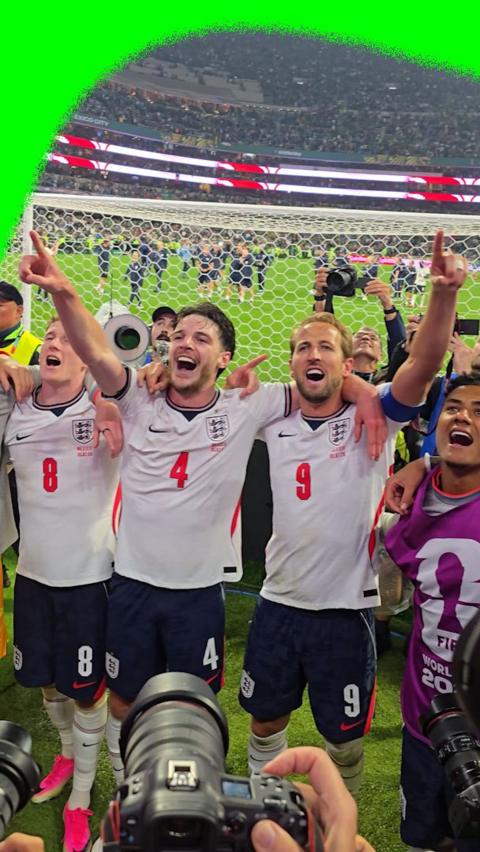 England players sing Wonderwall in Mexico City