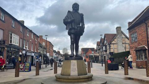 A statue in the centre of Stratford-upon-Avon