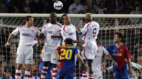 Enzo Maresca facing a Dani Alves free-kick for Sevilla against Barcelona