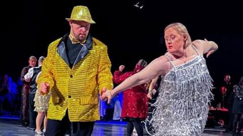 Michael ac Alison ar y llawr dawnsio