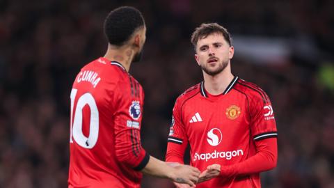 Matheus Cunha and Mason Mount talk during match for Manchester United