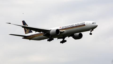 Singapore Airlines Boeing 777 landing at Heathrow Airport previously