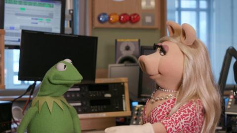 Kermit and Miss Piggy chat