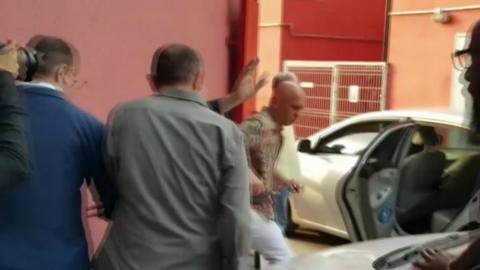 Supporters block Lula's car