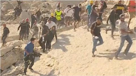 People run following earthquake aftershock