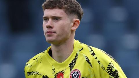 Luke Faxon warming up for Sheffield United