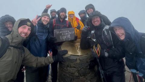 Llun y 10 ar gopa'r Wyddfa