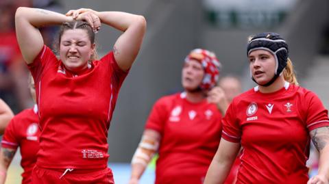 Chwaraewyr Cymru wedi'r golled yn erbyn Yr Alban