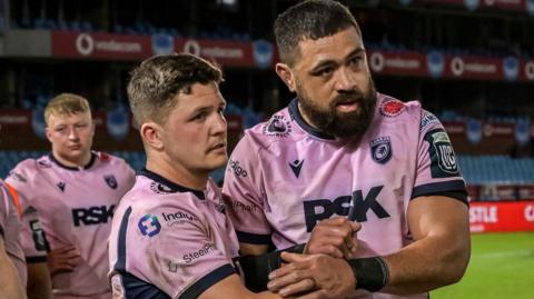 Taulupe Faletau shakes hands with Callum Sheedy
