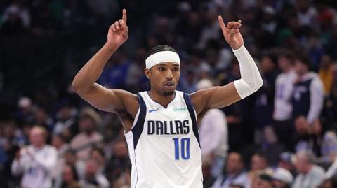 Brandon Williams holds his arms up in the air