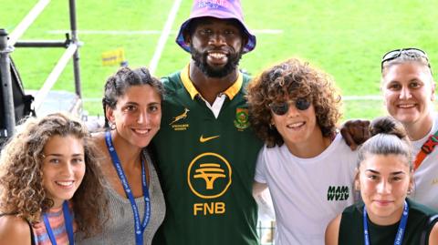 Siya Kolisi with the Italian women's team