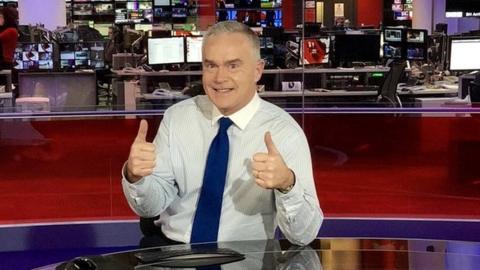 Huw Edwards a'i fodiau i fyny