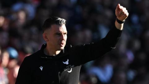 Matt Bloomfield gives a thumbs up on the Oxford sideline
