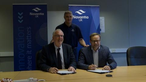 Riochdairean bho Urras an Rubha agus Shanndabhaig agus Navantia a' cur ainm ris an aonta.