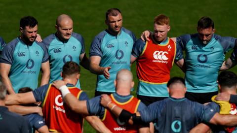 Tadhg Beirne addresses the Ireland squad in training
