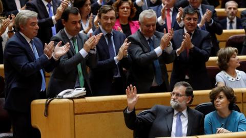 Spanish Prime Minister, Mariano Rajoy (C), receives the applause of the members of his Government