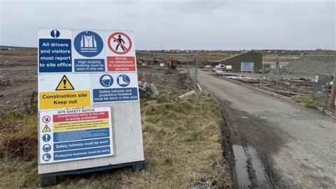 An làrach far am bi 94 taigh faisg air Port-adhair Steòrnabhaigh