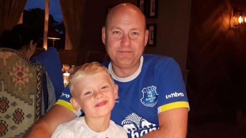 Dyn a bachgen yn gwenu