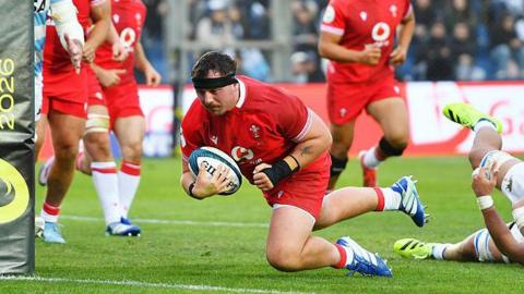 Ben Warren scores a try