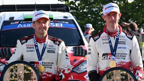 Elfyn Evans (dde) a'r cyd-yrrwr, Scott Martin