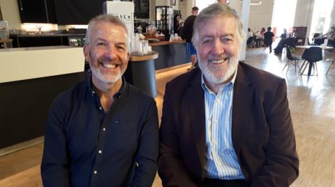 Robat Arwyn a Hywel Gwynfryn