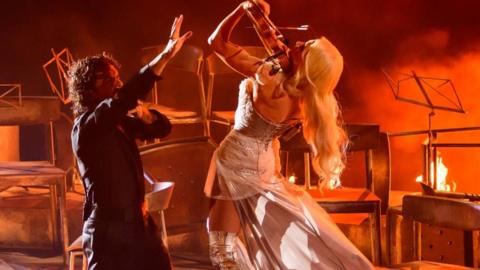 Pete Parkkonen, dressed in black, and classical violinist Linda Lampenius perform in Vienna