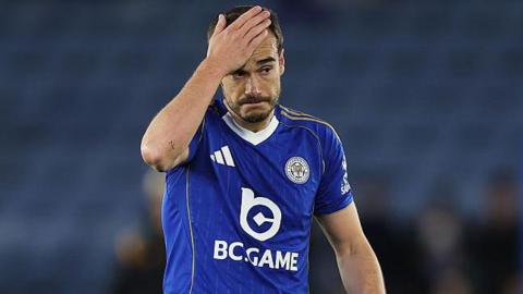 Harry Winks holds his head