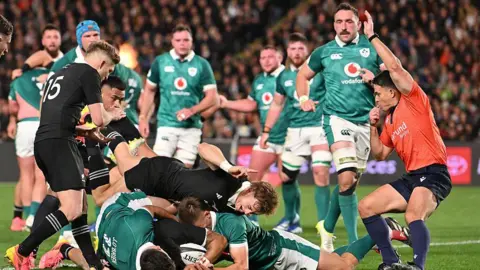 Ardi Savea scores try