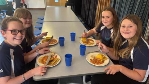 Merched ysgol y dderi