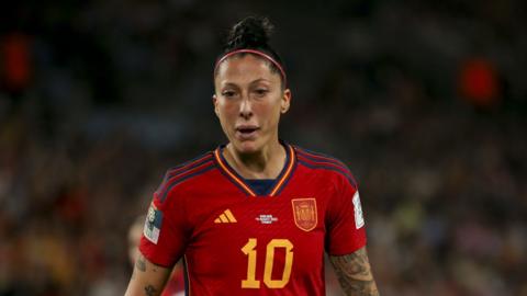 Jenni Hermoso playing for Spain