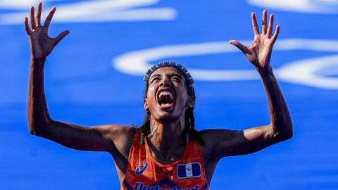 Sifan Hassan celebrates winning the Olympic marathon in Paris