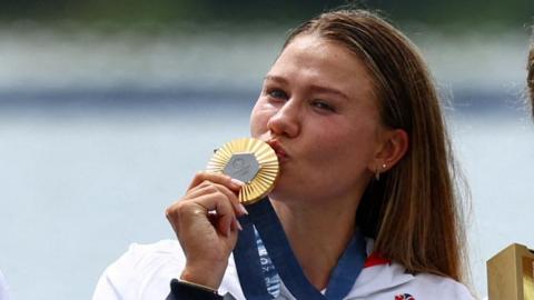 Lola Anderson kisses her gold medal