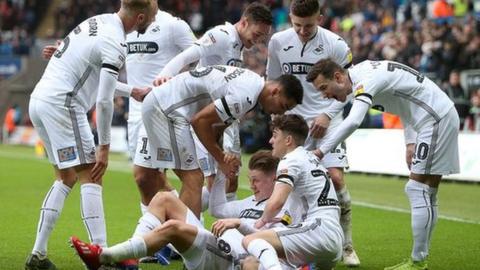 George Byers yn dathlu ei gol gyntaf