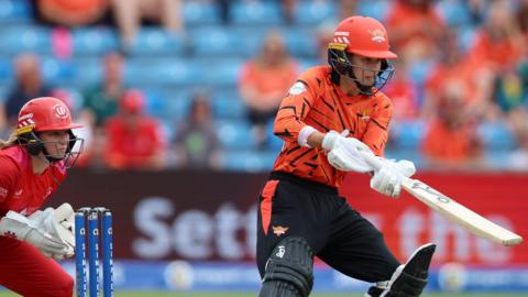 Phoebe Litchfield batting for Sunrisers Leeds