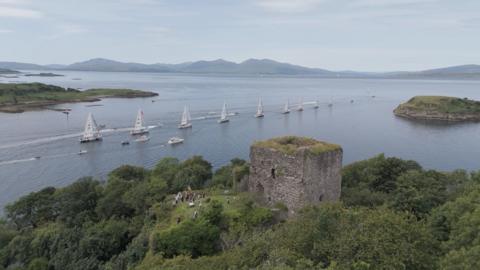 Rèis Clipper a’ fàgail an Òbain